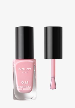 Bouteille en verre transparent de vernis à ongles respirant rose Inglot avec bouchon noir et applicateur pinceau assorti sur fond blanc.