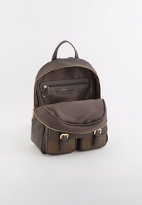 Dunkelgrauer Rucksack mit goldenen Akzenten, der eine strukturierte Außenseite, ein zipbares Hauptfach und zwei Fronttaschen mit Schnallen aufweist.