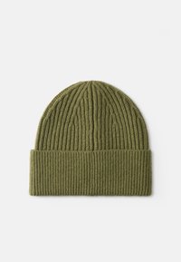 Gorro de malha em verde-oliva com uma textura canelada. Apresenta uma bainha virada, adequado para clima frio.
