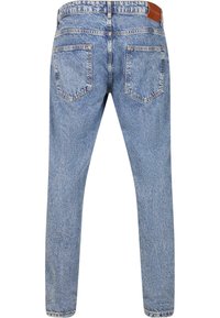 Blugi bleu deschis din denim cu un finisaj decolorat, cinci buzunare și o etichetă din piele la talie. Design cu picior drept și tiv desfăcut.