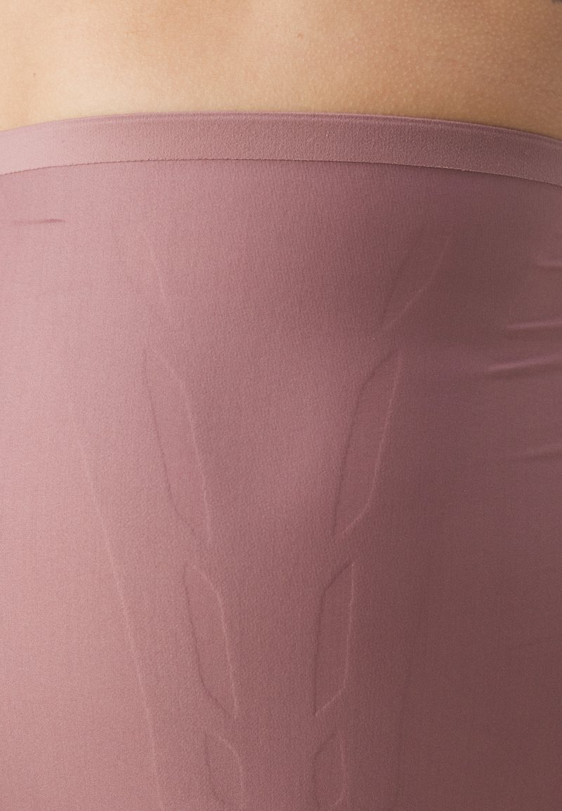 Spódnica o wysokim stanie, dopasowana, w mauve'owym kolorze, wykonana z gładkiego materiału z subtelnym, liniowym wzorem po bokach, zaprojektowana z myślą o komforcie.