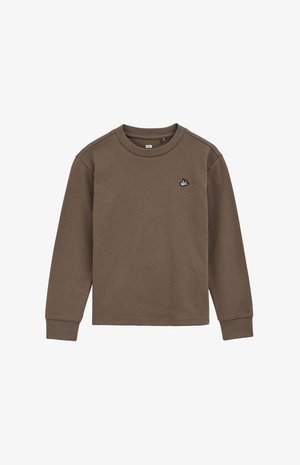 Hnedá mikina s dlhým rukávom z mäkkej látky s malým vyšívaným logom vtáčaťa na ľavej strane na hrudi. Okrúhly výstrih s rebrovanými manžetami.