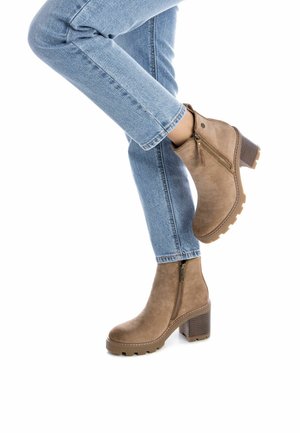 Refresh Botines con plataforma - taupe