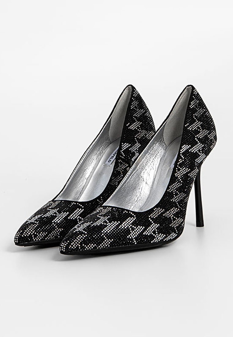 Chaussures à talons hauts noir et argent avec un motif pied-de-poule, bout pointu et intérieur métallique brillant, dotées d'un talon aiguille.