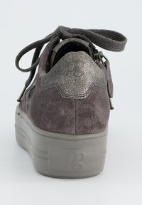 Baskets en suède grises avec un accent gris brillant au niveau du talon, forme arrondie, semelle en caoutchouc plate, et lacets gris noués en haut.