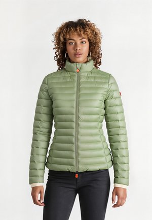 Groene pufferjack met hoge kraag, horizontaal gestikt patroon, rits aan de voorkant en een oranje ritslip. Zachte, gladde textuur.