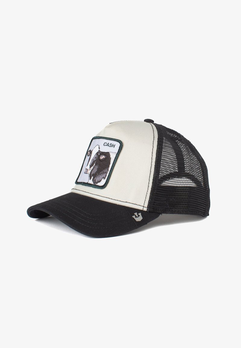 Lastbilskeps med en krämfärgad front, svart nätbakgrund och svart skärm. Har en broderad ko-design med ordet "CASH."