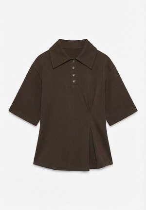 Pruun lühikeste varrukatega polo särk laia krae, nelja nööbi ja esiosas asümmeetrilise voldi detailiga.