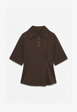 Pruun lühikeste varrukatega polo särk laia krae, nelja nööbi ja esiosas asümmeetrilise voldi detailiga.