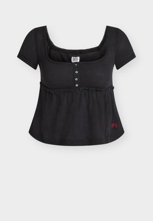 Čierna blúzka s krátkym rukávom, výstrih do oblúka, štyri predné gombíky, riasený pás, čipkový lem a červené vyšívané logo pri lemovaní.