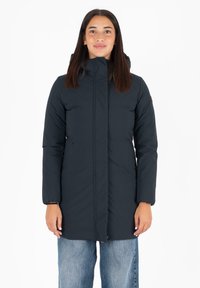 Donkerblauwe gewatteerde jas met een hoge kraag, lange mouwen en ritszakken. Gladde textuur met minimale details en een recht model.