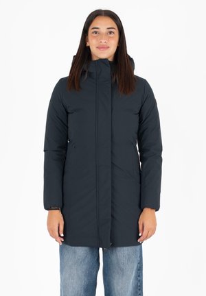Donkerblauwe gewatteerde jas met een hoge kraag, lange mouwen en ritszakken. Gladde textuur met minimale details en een recht model.