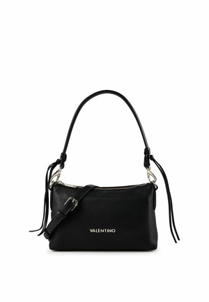Sac à main en cuir noir Valentino avec bandoulière ajustable, fermeture éclair et ferrures argentées sur fond blanc.
