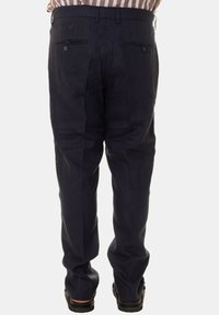 Pantaloni scuri blu navy con una texture liscia, due tasche posteriori con chiusura a bottone e un taglio dritto.
