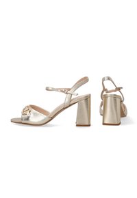 Metallic guld hælede sandaler med åben tå, en bred blokhæl og en justerbar ankelrem med en dekorativ spænde detalje.