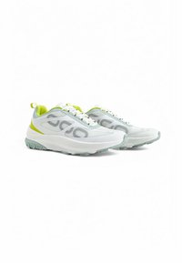Sneaker atletiche bianche con superiore in rete traspirante, dettagli verdi, suola imbottita e battistrada testurizzato per una maggiore aderenza.