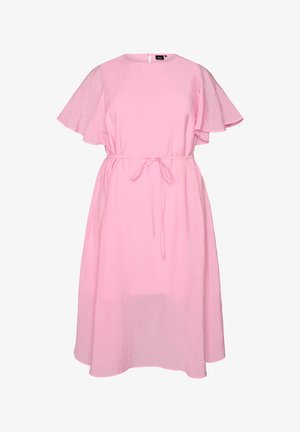 Zizzi, KNÖCHELLANGES KLEID MIT FLÜGELÄRMELN UND BINDEGÜRTEL - Freizeitkleid - pink