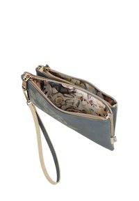 Clutch de cuero gris con herrajes dorados, que cuenta con dos compartimentos con cremallera y un interior con un patrón. Incluye una correa de muñeca desmontable.