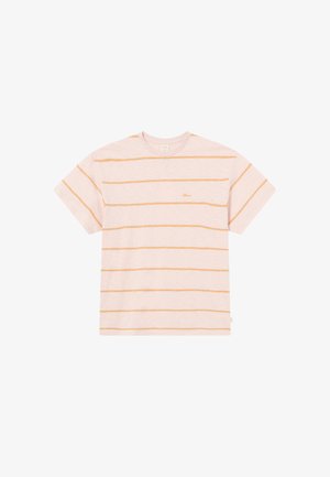 T-shirt rayé en rose pâle avec des bandes horizontales orange, manches courtes et col rond. Présente un petit logo sur la poitrine.