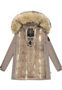 Parka beige con capucha forrada de pelo sintético, interior suave color arena, cierres a presión y un parche en la manga. Presenta un bolsillo interior y etiquetas.
