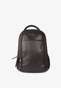 Mochila negra hecha de material sintético suave. Cuenta con un bolsillo frontal con cremallera, un bolsillo de malla en el lateral y un asa en la parte superior para llevarla.