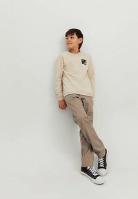 Jack & Jones Junior JPSTMARCO JJDAVE - Pantaloni chino - beige