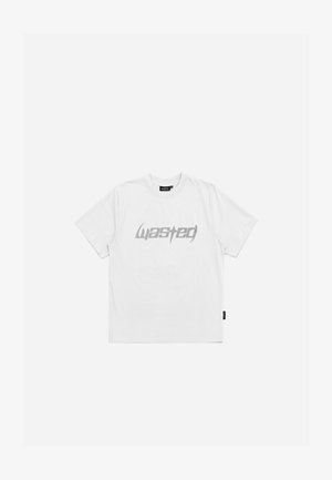 Biely bavlnený tričko s strieborným grafickým logom "wasted" na prednej strane. Krátke rukávy a okrúhly výstrih. Jednoduchý dizajn.