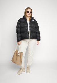 The North Face PLUS 1996 RETRO NUPTSE JACKET - Casaco de penas - black