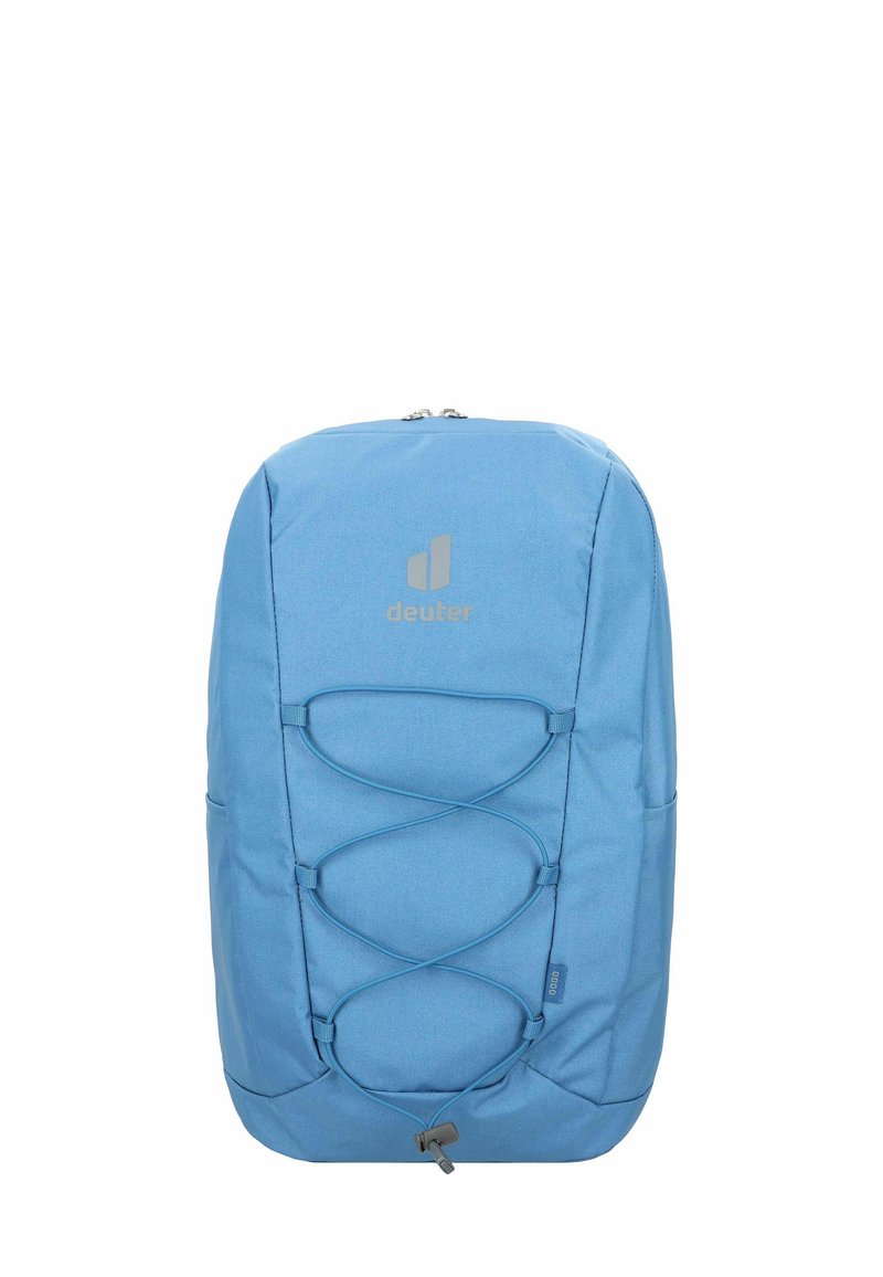 Zaino azzurro chiaro in tessuto testurizzato, dotato di un sistema di cordini elasticizzati sulla parte anteriore, un logo e tasche laterali per lo stoccaggio.