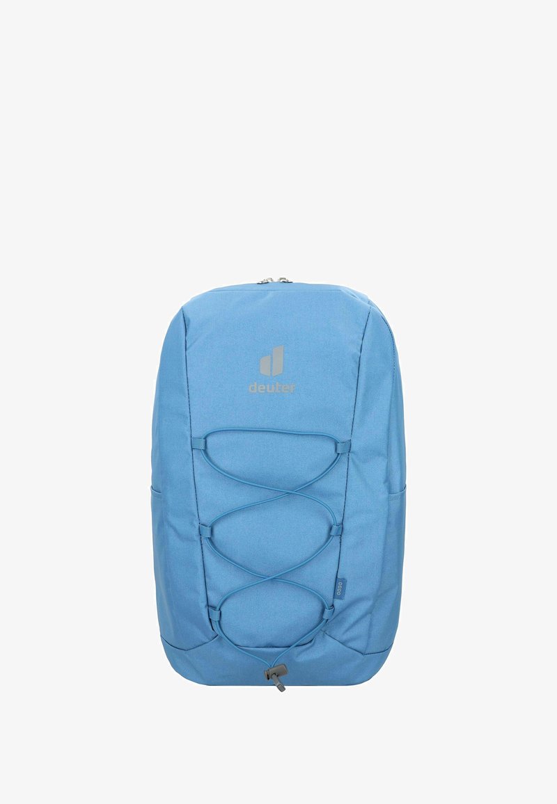 Mochila azul claro con tela texturizada, que presenta un sistema de cuerda bungee en el frente, un logotipo y bolsillos laterales para almacenamiento.