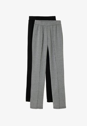 Dos pares de pantalones: uno negro sólido y otro gris con un patrón de cuadros. Ambos tienen cinturillas elásticas y piernas rectas.