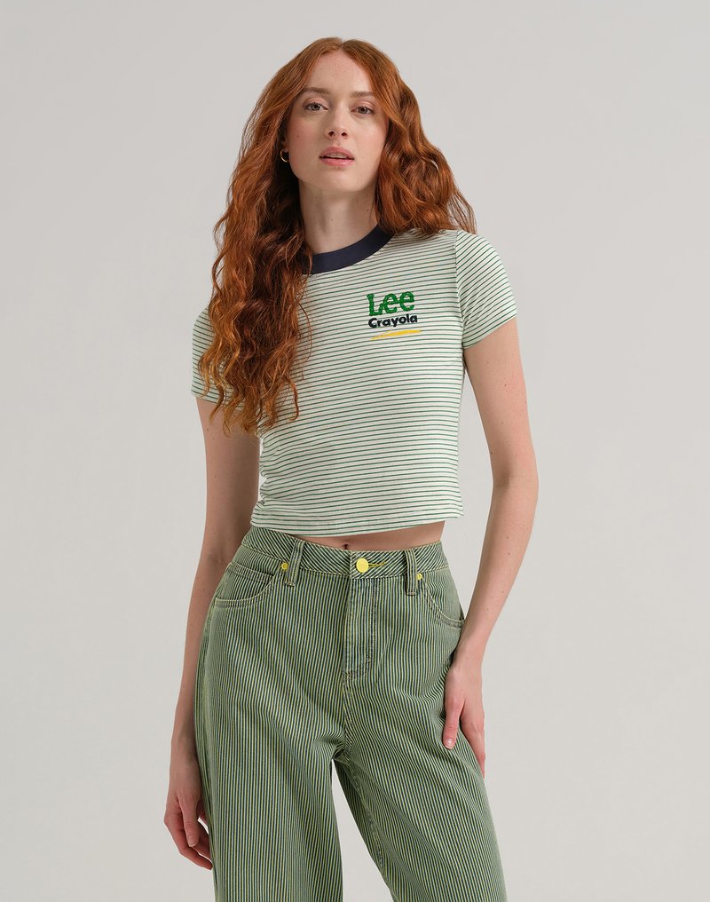 Top corto a maniche corte di colore verde chiaro con colletto a costine blu navy e motivo a righe verdi. Abbinato a pantaloni a vita alta a righe verdi e dal taglio ampio.