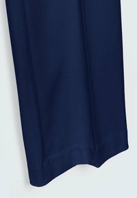 Navy blue leveled trousers made of smooth fabric. Features a straight cut with a subtle sheen, ending with a clean, hemmed edge.