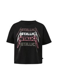 Zwart katoenen crop t-shirt met een grote voorafbeelding van het woord "METALLICA" in gelaagde kleuren: grijs, donker roze en licht roze.