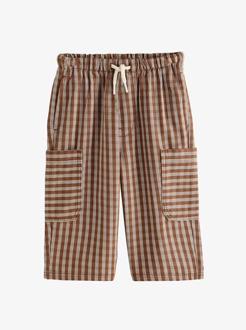 Brązowe i białe szorty w pionowe paski, z elastycznym pasem, sznurkiem z przodu oraz dwoma dużymi kieszeniami cargo po bokach.