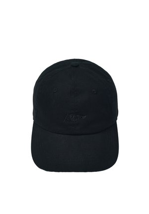 Casquette de baseball noire avec une visière incurvée et un logo brodé subtil au centre avant sur fond blanc.