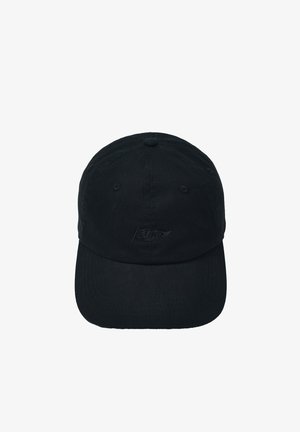 Casquette de baseball noire avec une visière incurvée et un logo brodé subtil au centre avant sur fond blanc.