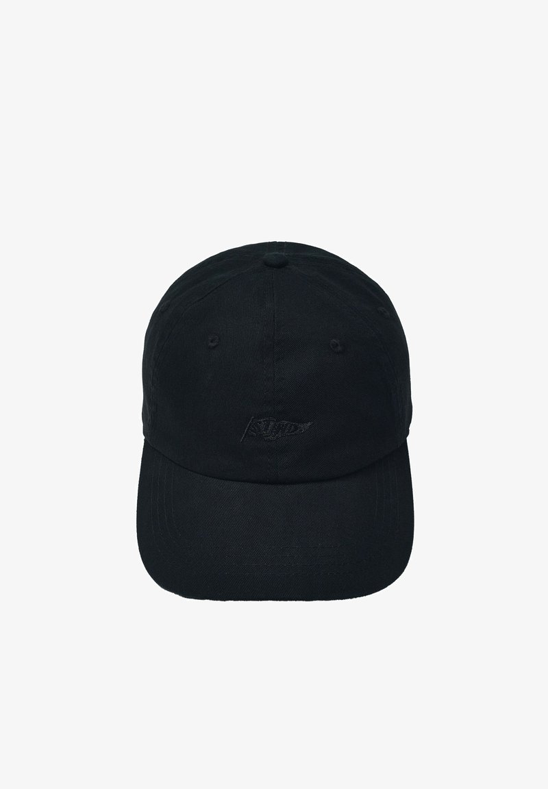 Casquette de baseball noire avec une visière incurvée et un logo brodé subtil au centre avant sur fond blanc.