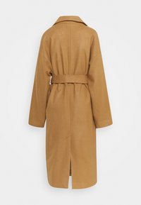 Abrigo de mezcla de lana color camel con cintura ceñida, mangas largas, cuello clásico y una apertura en la parte trasera central para facilitar el movimiento.
