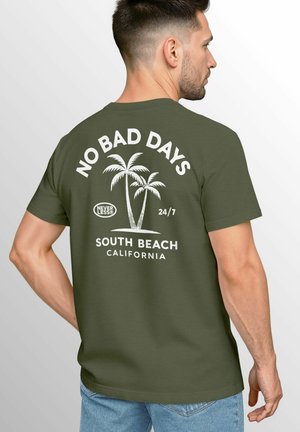 BACK SOMMER GRAFIK MIT PALMEN NO - Print T-shirt - army