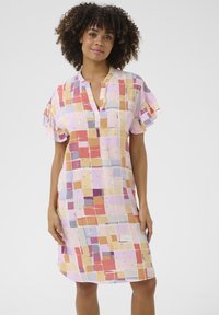 Korte mouwen jurk van lichtgewicht stof met een kleurrijk, geometrisch patchworkpatroon in pastelkleuren van roze, geel en paars.