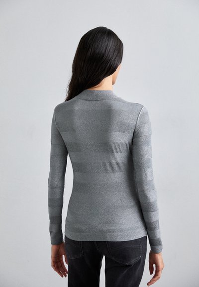 Top gris de manga larga con un diseño ajustado, que presenta un sutil patrón a rayas y una textura suave y brillante.