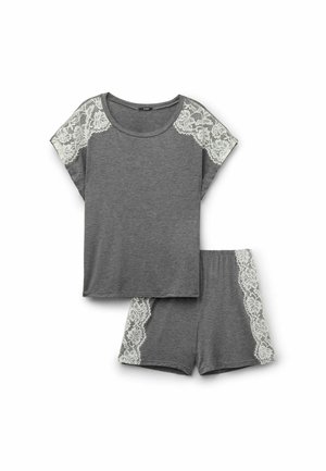 Ensemble de loungewear gris avec un haut à manches courtes et un short assorti. Présente des accents en dentelle blanche sur les épaules et sur les côtés. Tissu doux et confortable.