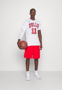 Nike Performance NBA DEMAR DEROZAN CHICAGO BULLS TEE - Klupska odjeća - white