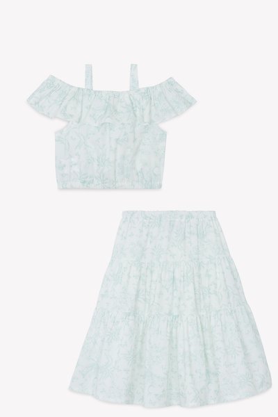 Divdaļīgs apģērbs, kas sastāv no gaiši mentolzaļa off-shoulder topa ar volāniem un atbilstošas daudzslāņu svārku ar ziedu rakstu.