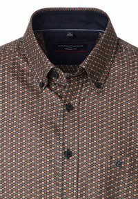 Casual fit button-up shirt met een geometrisch patroon in aardetinten van bruin, oranje en crème, met donkere knopen en een gestructureerde kraag.