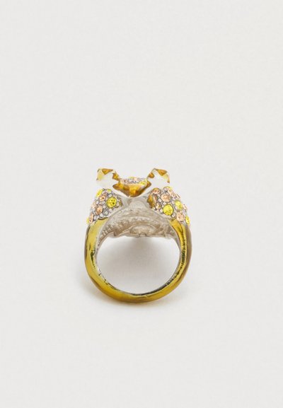 Bague en or et transparente avec un anneau texturé, ornée de strass colorés et d'un élément décoratif en forme de sertissage de pierre précieuse.