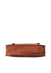 Braune rechteckige Ledertasche von unten betrachtet, zeigt abgenutzte Textur und Nähte auf weißem Hintergrund.
