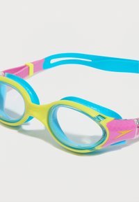 Plavalna očala z rumenim, modrim in roza gumijastim okvirjem, s toniranimi lečami in nastavljivim trakom za varno prileganje.