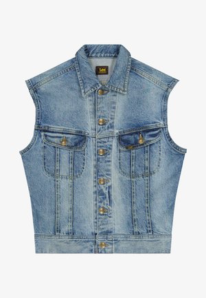 Bezrukávová svetlomodrá rifľová vesta s gombíkovým zapínaním vpredu, dvoma náprsnými vreckami a viditeľnými logami značky Lee na gombíkoch a štítku.